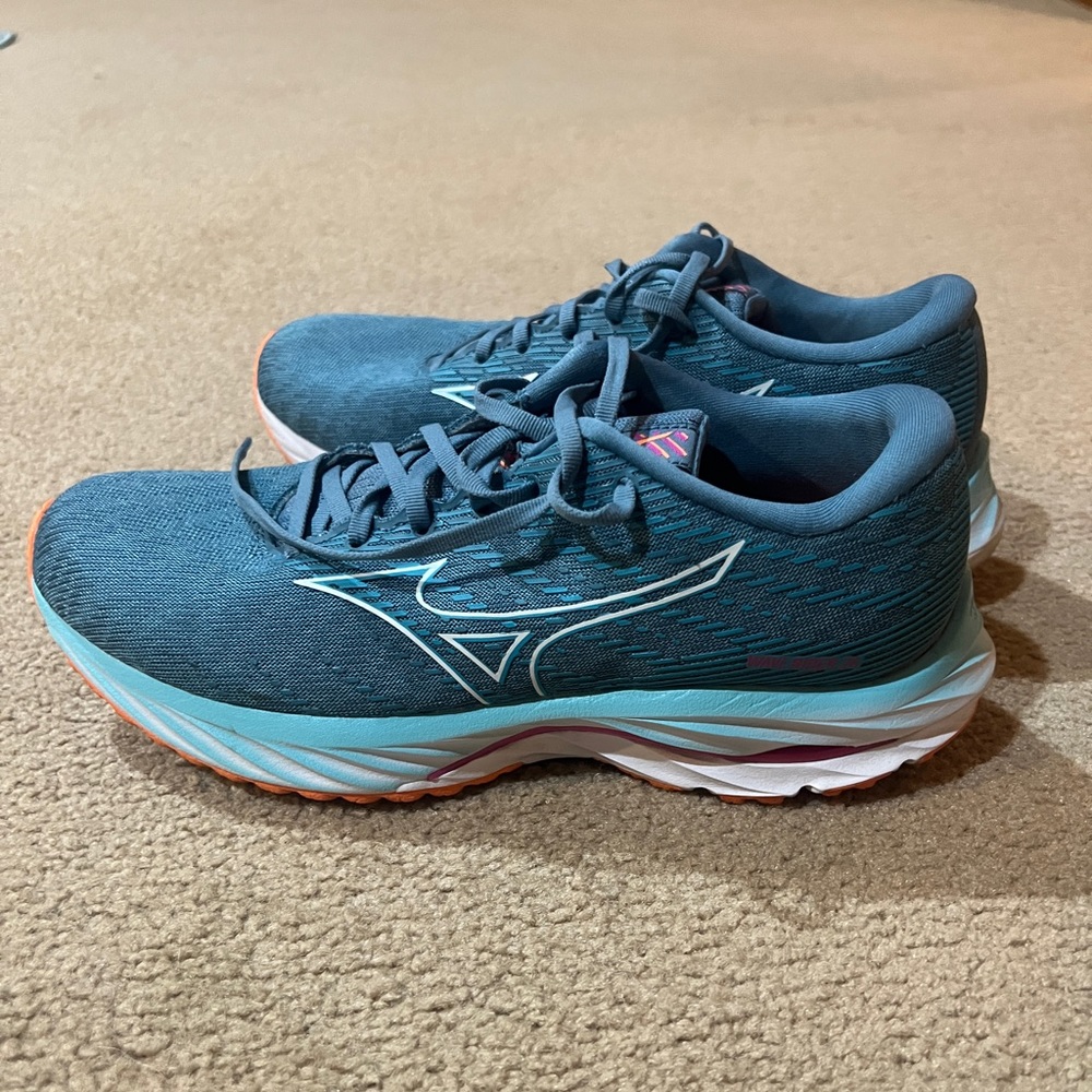 Mizuno Wave Rider 26 in Antigua Sand/White